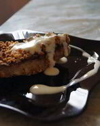 Банановый крамбль с ванильным соусом