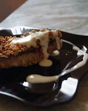 Банановый крамбль с ванильным соусом