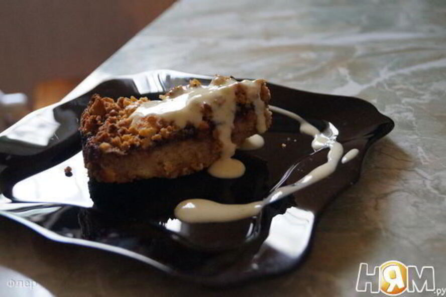 Рецепт бананового крамбля с ванильным соусом