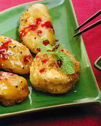 Бананы в карамели с жареным мороженым