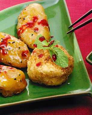 Бананы в карамели с жареным мороженым