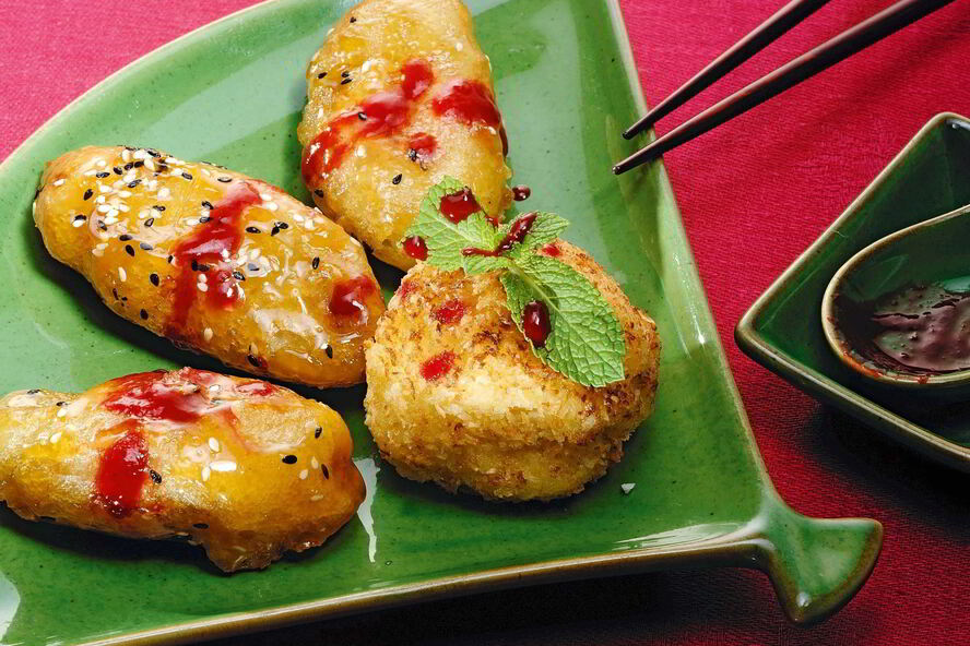 Рецепт бананов в карамели с жареным мороженым