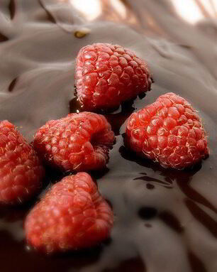 Горячий шоколад с малиной и взбитыми сливками