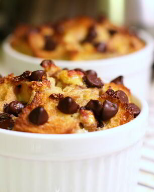 Хлебный пудинг с бананом и шоколадом