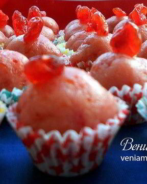 Розовые марципановые конфеты