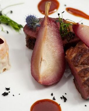 Утиная грудка с грушей в портвейне и конфетой из фуа-гра