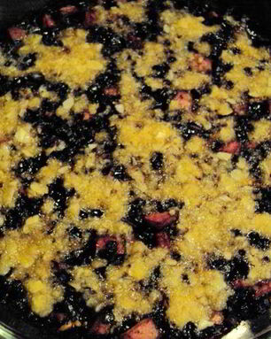 Крамбл из черники с яблоками