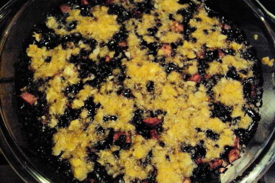 Рецепт крамбла из черники с яблоками