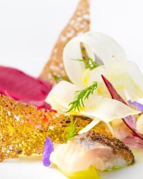 Атлантическая сельдь с тар-таром из яблок и кремом из хрена