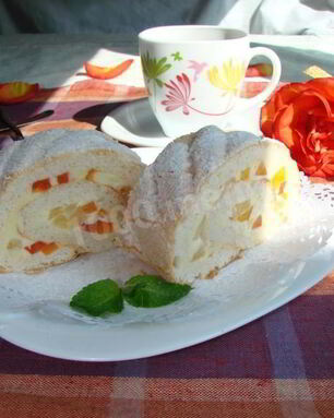 Бисквитный рулет на белках с заварным кремом и экзотическими фруктами