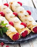 Блинчики с кремом, джемом и ягодами