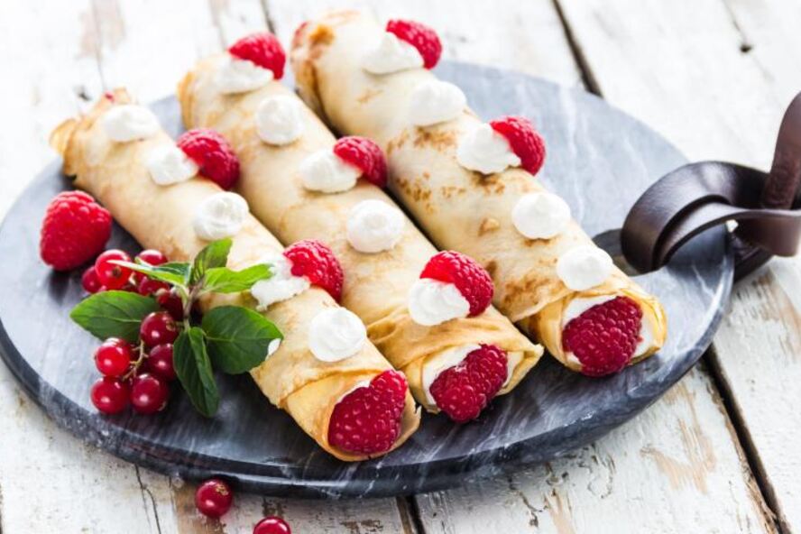 Рецепт блинчиков с кремом, джемом и ягодами