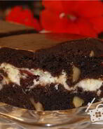 Брауни с крем-чиз, вяленой вишней и орехами