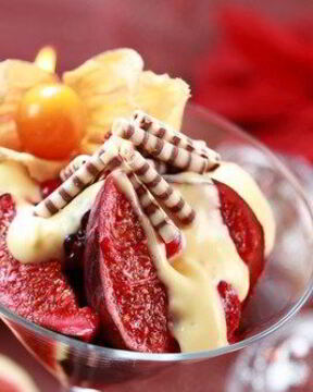 Инжир и малина в креме из лавандового меда