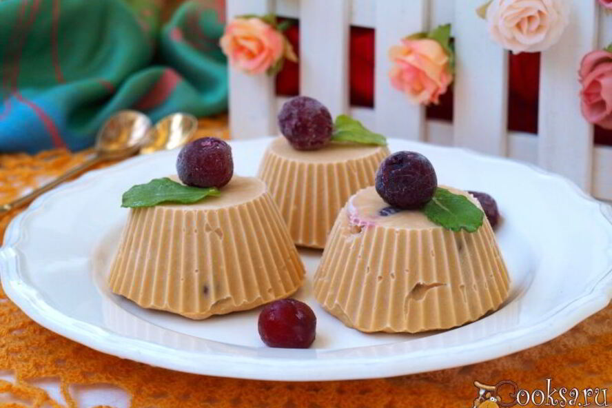 Рецепт крем-брюле из творога с вареной сгущенкой и вишней