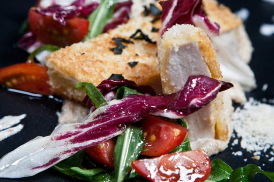 Рецепт куриного шницеля на ореховом креме с пестрым салатом