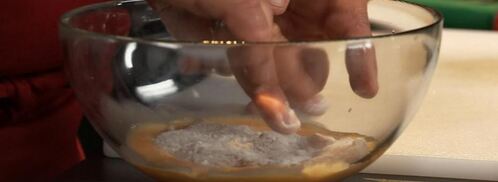 куриный шницель на ореховом креме с пестрым салатом. Шаг 3