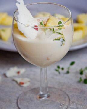 Летний ананасовый десерт с кремом из йогурта и лимонным тимьяном