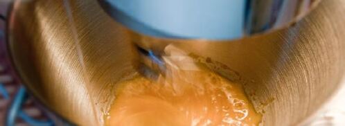 летний ананасовый десерт с кремом из йогурта и лимонным тимьяном. Шаг 3