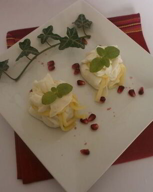 Мешочки из моцареллы с кремом из сыра бри, трюфельным медом и лепестками трюфеля