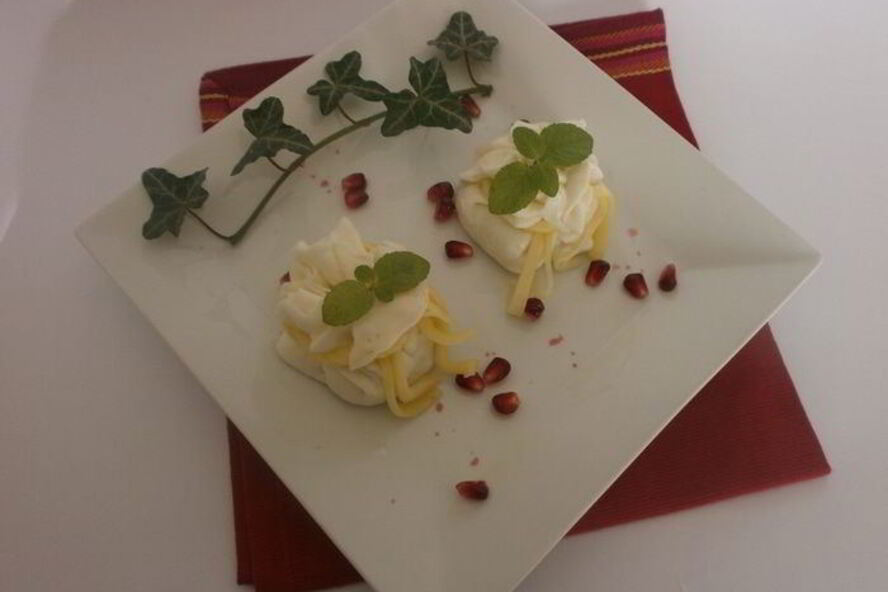 Рецепт мешочков из моцареллы с кремом из сыра бри, трюфельным медом и лепестками трюфеля