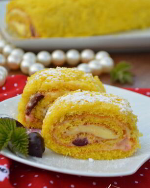 Рулет с лимонным кремом и ягодами