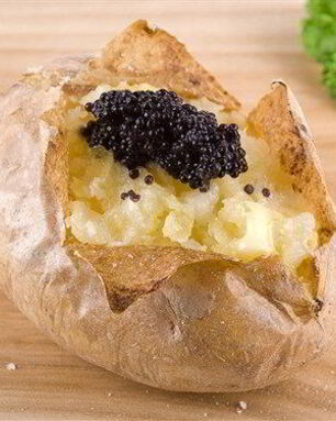 Закуска из жареного картофеля, крема и черной икры