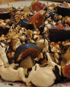 Меренга с грушами, сливками, грецким орехом и шоколадным соусом