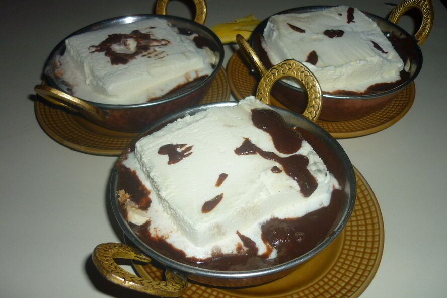 Рецепт десерта из мороженого, бананов и шоколада