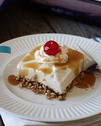 Десерт из мороженого с корицей