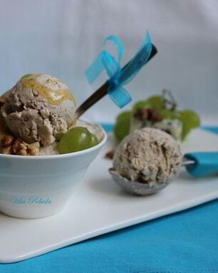 Грушевое мороженое с голубым сыром и грецкими орехами