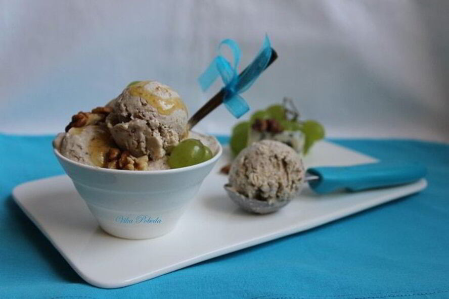 Рецепт грушевого мороженого с голубым сыром и грецкими орехами