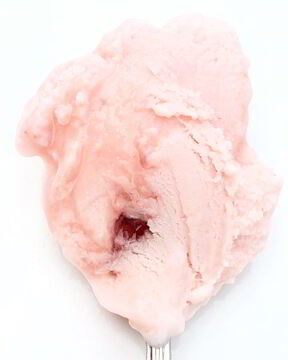 Клубничное мороженое с клубничной прослойкой