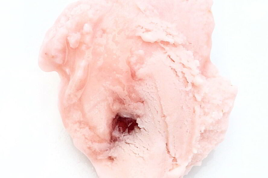 Рецепт клубничного мороженого с клубничной прослойкой