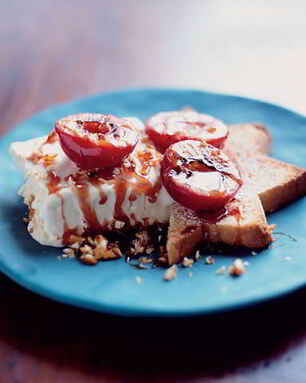 Медовое мороженое с амаретто и сливы с пралине и сиропом из красного вина