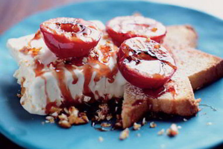 Рецепт медового мороженого с амаретто и сливы с пралине и сиропом из красного вина