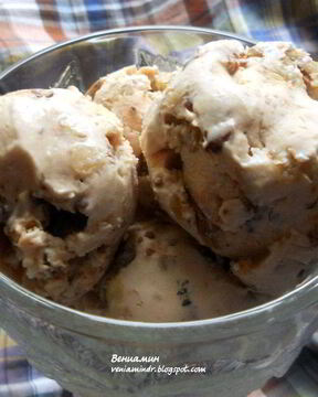 Мороженое с кленовым сиропом, грецкими орехами и шоколадом