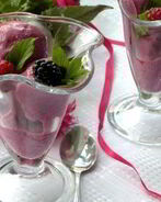 Мороженое с ягодами