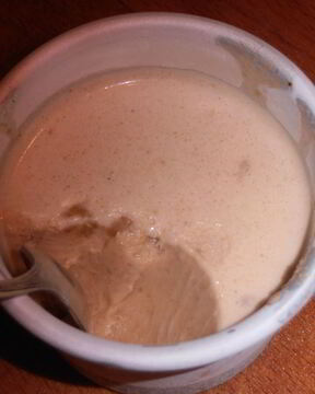 Ореховое мороженое с апельсиновыми цукатами и шоколадом