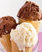 Шоколадное и ванильное сливочное мороженое