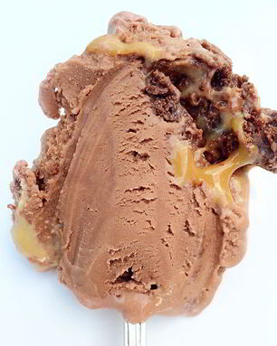 Шоколадное мороженое с брауни и карамельной прослойкой
