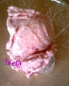 Сливочно-клубничное мороженое