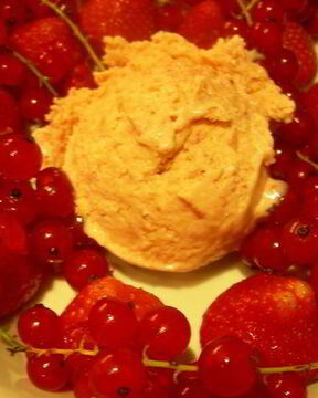 Сливочное мороженое с клубникой, белым шоколадом и апельсиновым ликером Куантро