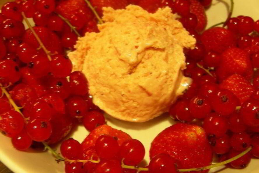 Рецепт сливочного мороженого с клубникой, белым шоколадом и апельсиновым ликером куантро