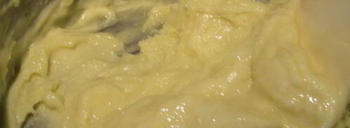 сливочное мороженое с клубникой, белым шоколадом и апельсиновым ликером куантро. Шаг 3