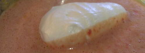 сливочное мороженое с клубникой, белым шоколадом и апельсиновым ликером куантро. Шаг 5