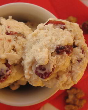 Сливочное мороженое с вяленой клюквой и грецким орехом