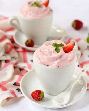 Сливочное мороженое с запеченной клубникой и медом