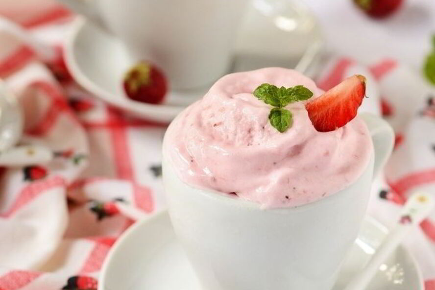 Рецепт сливочного мороженого с запеченной клубникой и медом