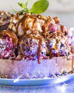 Торт-мороженое с малиной, миндалем и карамелью